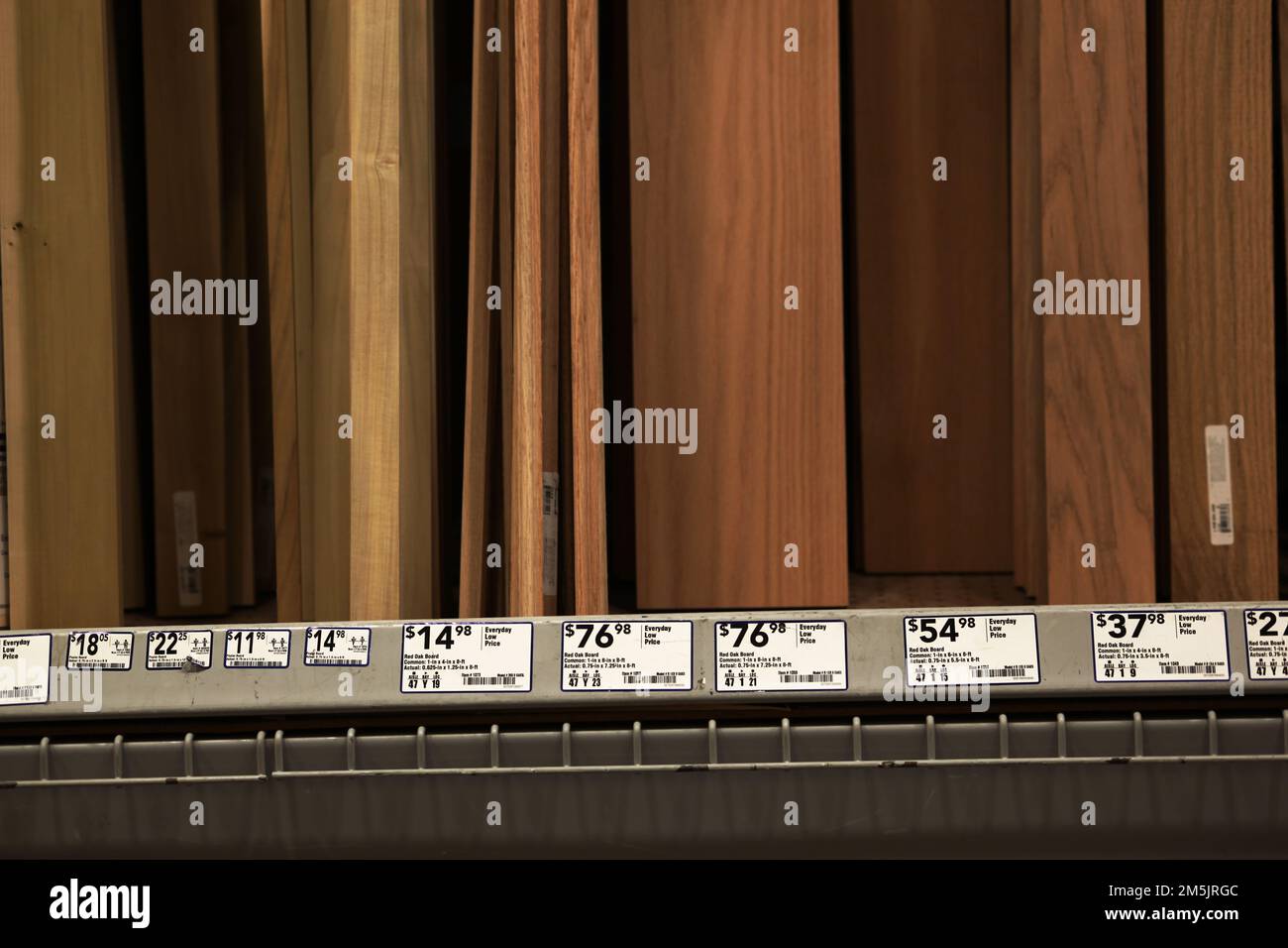 Honolulu, HI - 28 dicembre 2022: Listelli di quercia di legno duro in vendita presso il negozio di ferramenta che mostra il prezzo tag Foto Stock