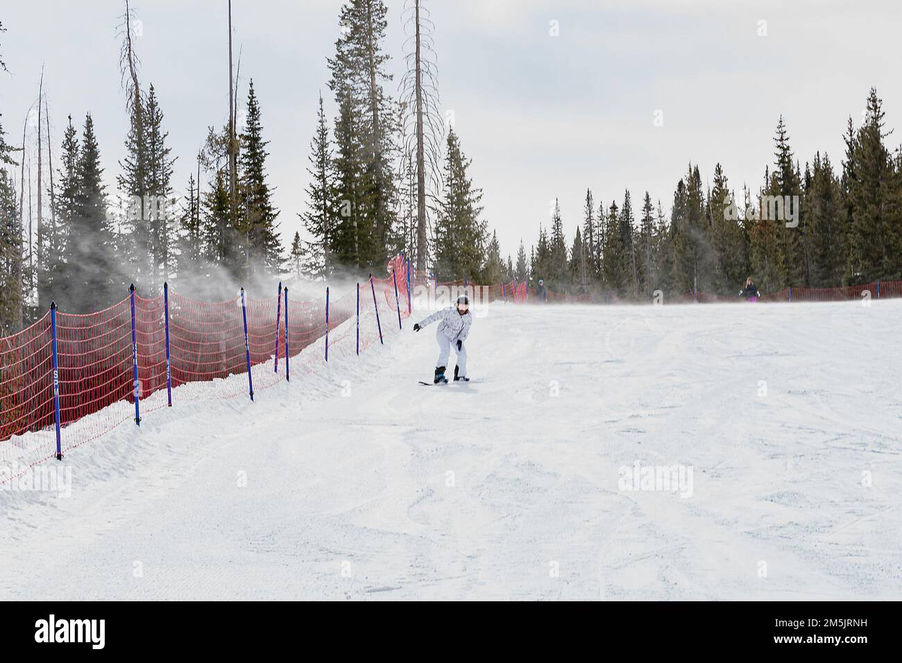 Yeabsira Deneke, una medica di combattimento assegnata alla Headquarters and Headquarters Company, 4th Combat Aviation Brigade, 4th Divisione Fanteria, snowboard giù per la pista in forte vento durante il Wolf Creek sci e snowboard viaggio il 19 marzo 2022, a Pagosa Springs, Colorado. Deneke ha combattuto attraverso il vento alto e snowboarded giù la pista sicuro. Foto Stock