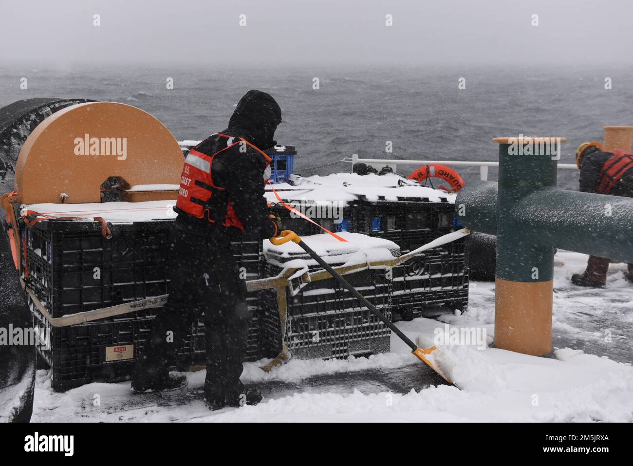 STATI UNITI Guardia costiera Petty Officer 2nd Classe Noah Thompson, un compagno di Boatswain a bordo della Guardia costiera Cutter Spar, libera il fantasma della neve mentre è in corso nel Golfo di San Lorenzo, 20 marzo 2022. Spar e il suo equipaggio si recano a Duluth, Minn. Dopo un anno di manutenzione a Baltimora. Foto Stock