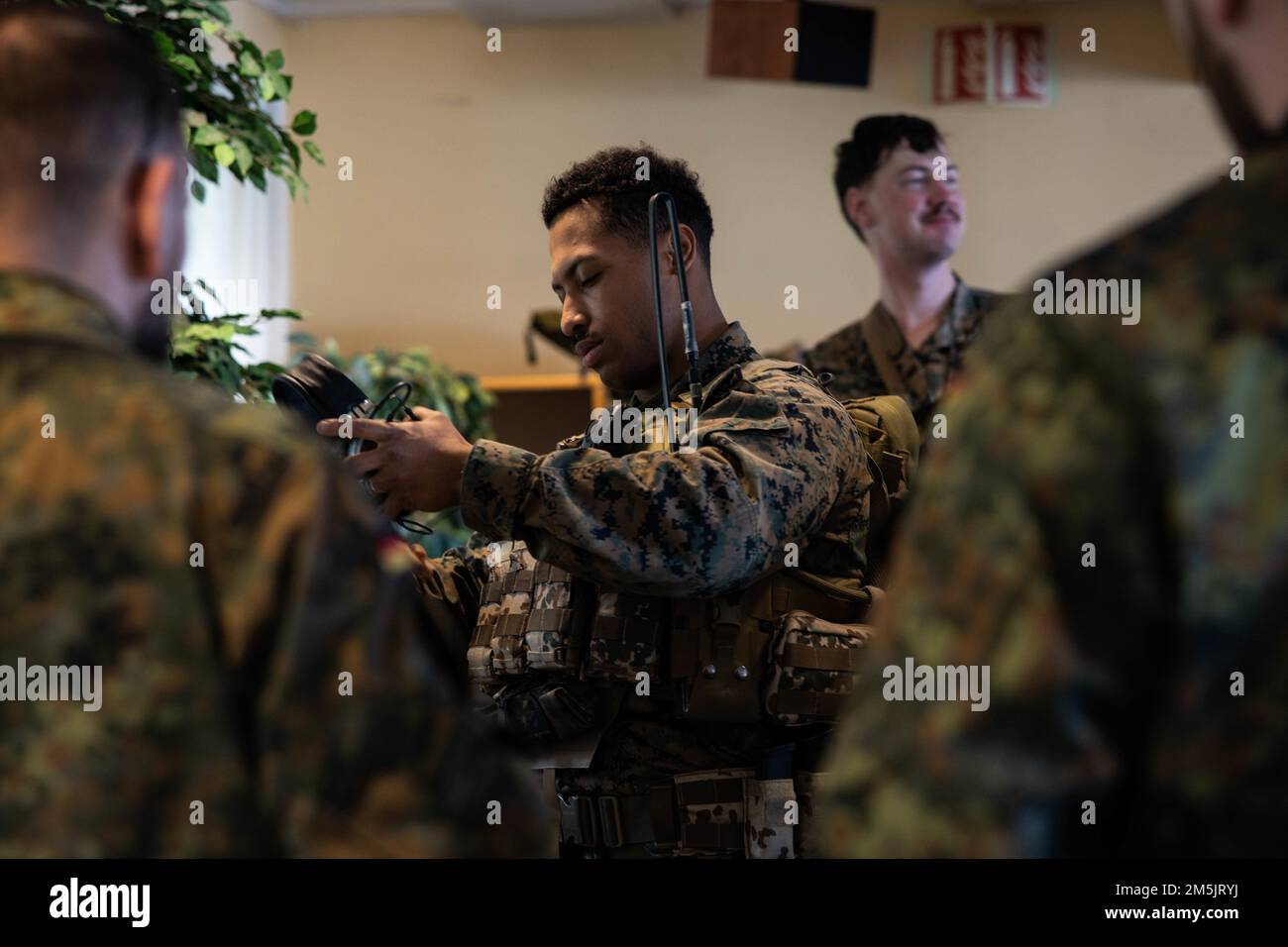 STATI UNITI Corpo marino Lance CPL. Michael Joyner prova su un attrezzo del membro di servizio tedesco durante l'esercitazione Cold Response 2022, Bodø, Norvegia, 20 marzo 2022. Joyner è un ingegnere di combattimento con 2nd Combat Engineer Battalion, 2D Marine Division. Exercise Cold Response '22 è un esercizio biennale di preparazione e difesa nazionale norvegese che si svolge in tutta la Norvegia, con la partecipazione di ciascuno dei suoi servizi militari, nonché di altre 26 nazioni alleate della NATO e partner regionali. Foto Stock