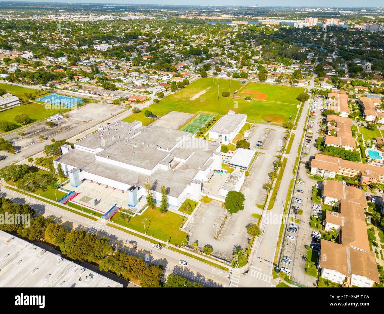 Miami, FL, USA - 29 dicembre 2022: Foto aerea del drone di NMB North Miami Beach Senior High School Foto Stock