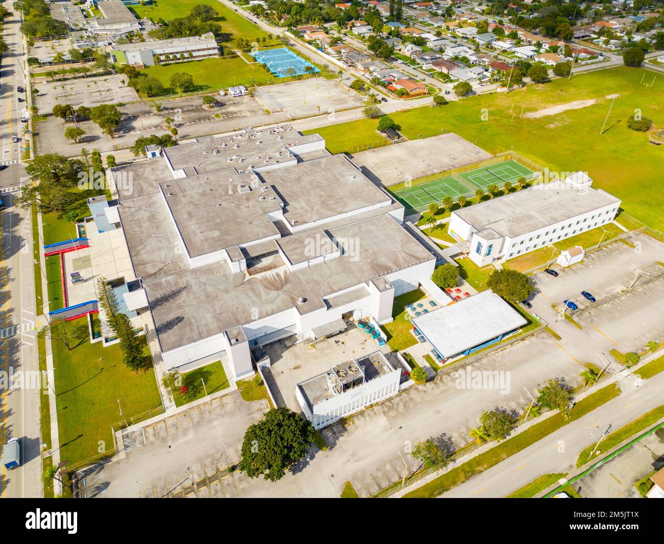 Miami, FL, USA - 29 dicembre 2022: Foto aerea del drone di NMB North Miami Beach Senior High School Foto Stock