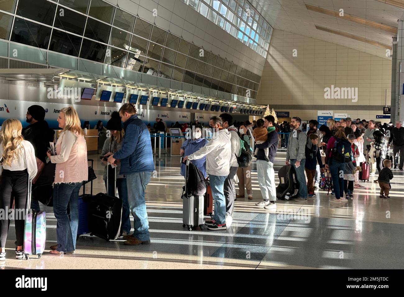 I passeggeri di American Airlines attendono su una linea di sicurezza TSA all'aeroporto internazionale di Dallas Fort Worth (DFW), domenica 18 dicembre 2022, a città del Messico. Foto Stock