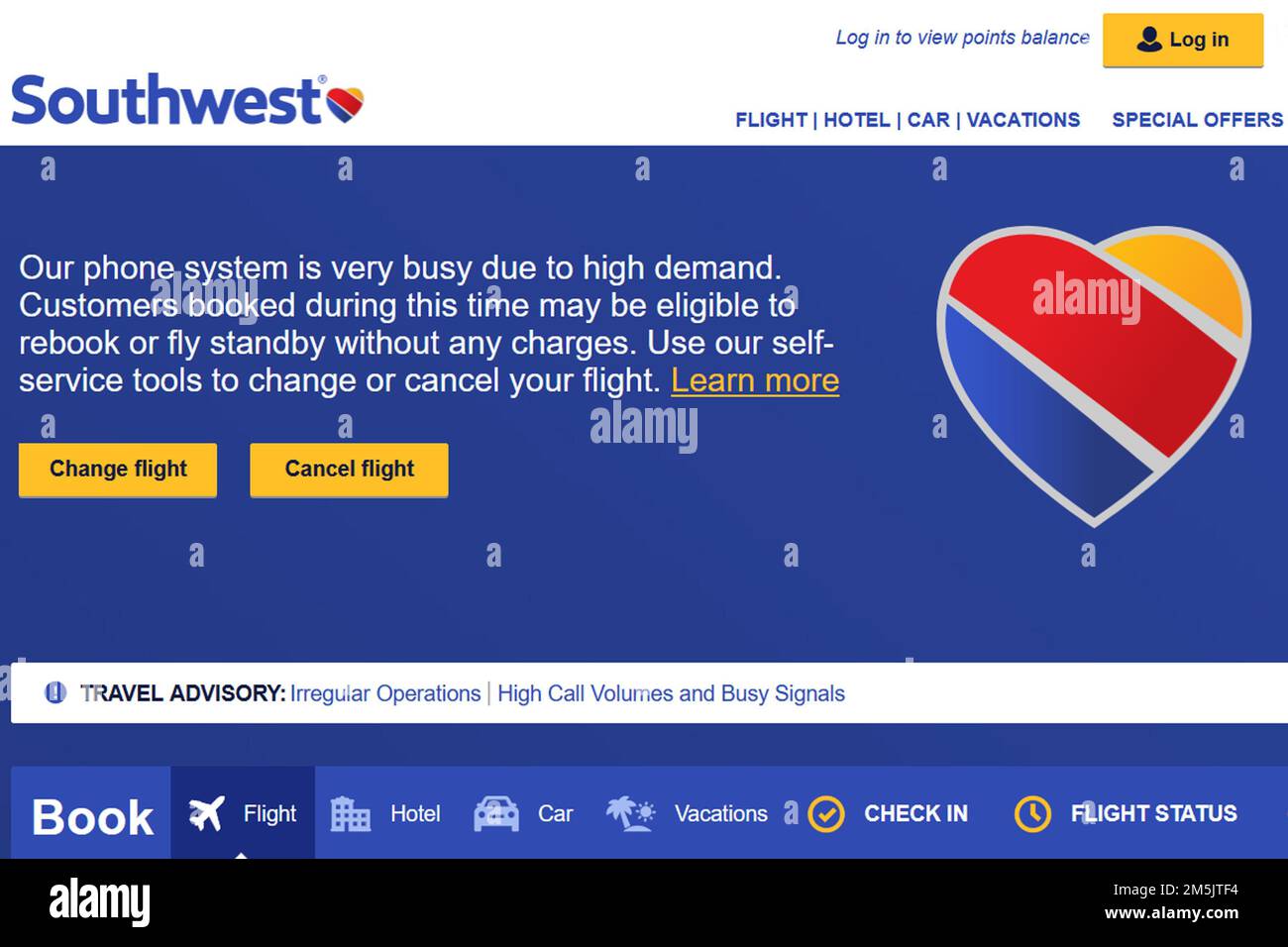 Un messaggio di avviso di viaggio relativo a operazioni irregolari e volumi elevati di chiamate e di occupato è disponibile sul sito web di Southwest Airlines www.southwest.com martedì 27 dicembre 2022. Foto Stock