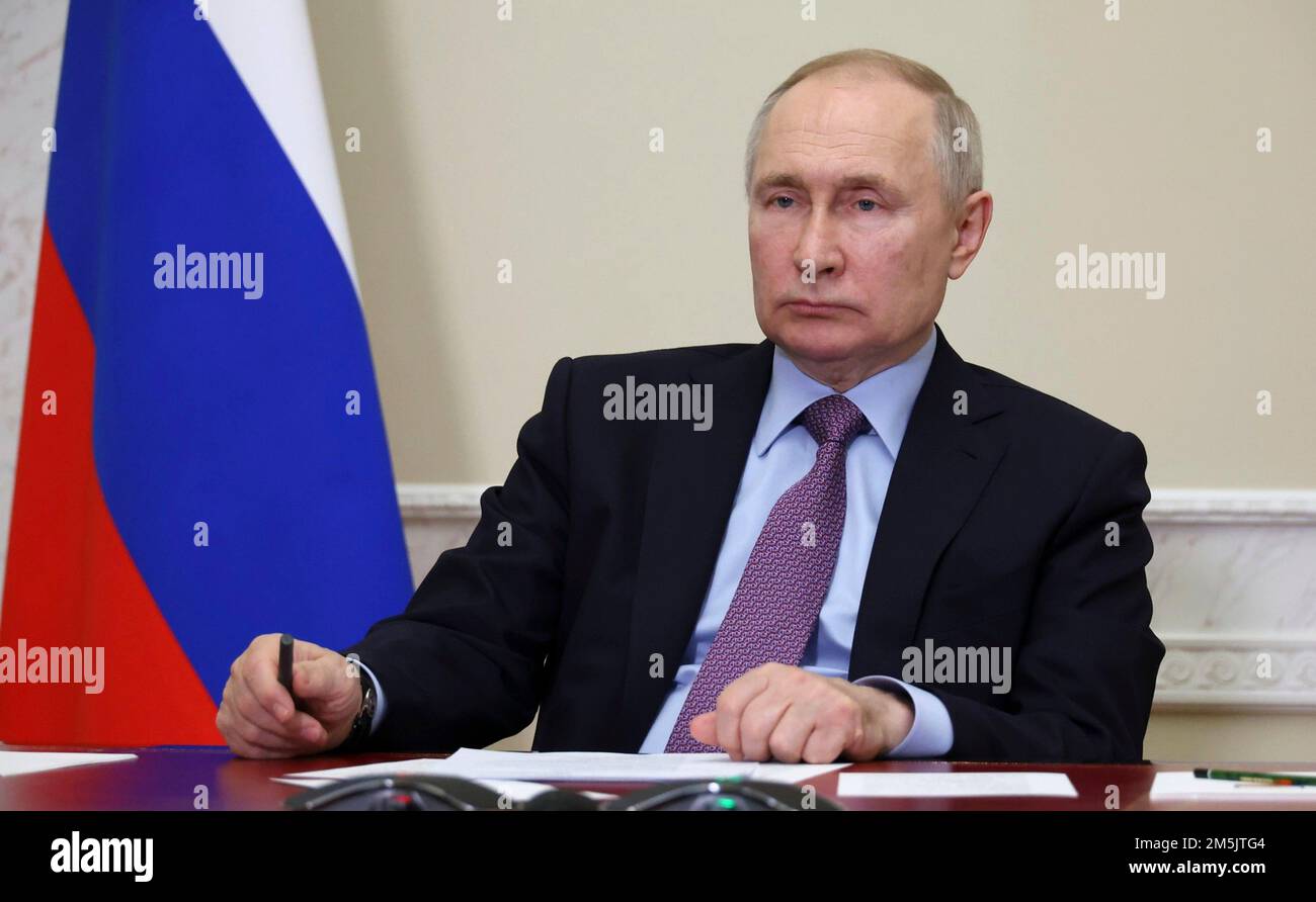 San Pietroburgo, Russia. 28th Dec, 2022. Il presidente russo Vladimir Putin partecipa a un lancio cerimoniale per la produzione presso lo stabilimento di Titan-Polymer, il 28 dicembre 2022 a San Pietroburgo, Russia. Il nuovo stabilimento di produzione sostituisce il prodotto importato bloccato da sanzioni economiche. Credit: Mikhail Klimentyev/Kremlin Pool/Alamy Live News Foto Stock