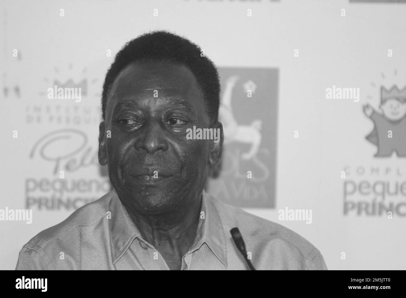 Brasile. 11th Dec, 2013. PR - PELÃ/LIVRO/CURITIBA - ESPORTES - o ex-jogador de futebol, Edson Arantes do Nascimento, o Pelé, participa de uma bate-papo no lancamento do livro 'as Joias do Rei Pelé', de Celso de Campos Jr., lancado pela Editora Realejo, no-neira do el, PR (Credit Image: © Geraldo Bubniak/ZUMA Press Wire) Foto Stock