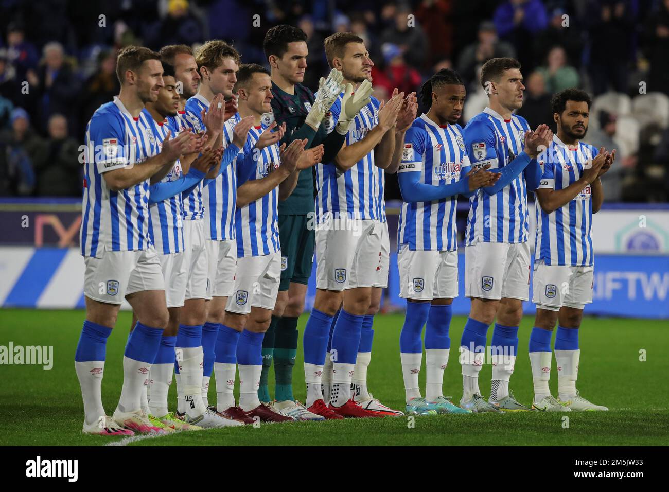 Un minuto di applauso è stato osservato per i tifosi della città persi nel corso dell'anno e anche per la leggenda del calcio brasiliano Pele, che è scomparso oggi all'età di 82 anni durante la partita del campionato Sky Bet Huddersfield Town vs Rotherham United allo stadio John Smith di Huddersfield, Regno Unito, 29th dicembre 2022 (Foto di James Heaton/News Images) Foto Stock