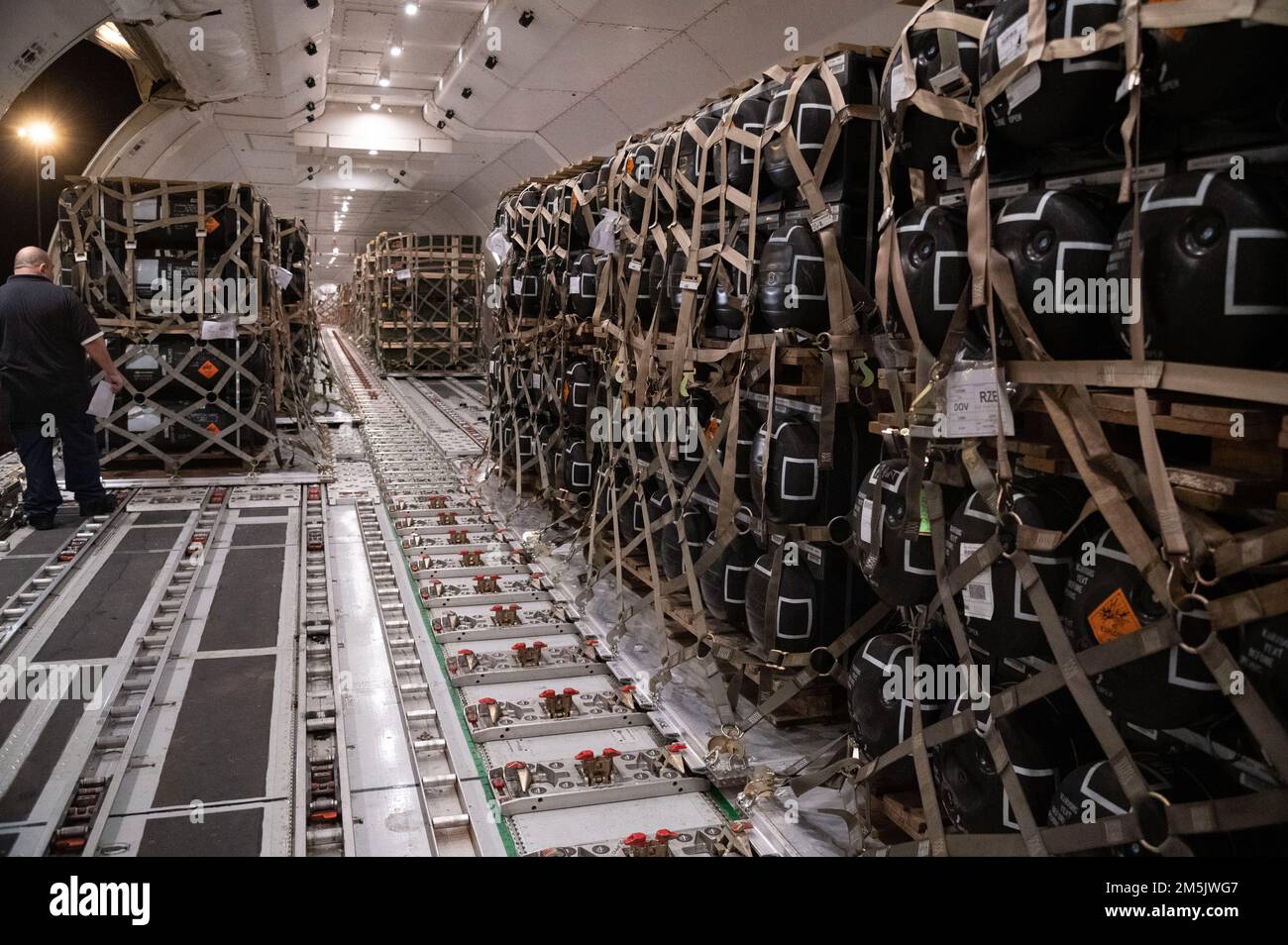 Pallet contenenti munizioni, esplosivi e altre forniture destinate all'Ucraina vengono caricati a bordo di un aeromobile durante una missione di vendita militare all'estero presso la base dell'aeronautica militare di dover, Delaware, 20 marzo 2022. Dal 2014, gli Stati Uniti hanno impegnato più di $5,4 miliardi di dollari in assistenza totale all’Ucraina, compresi gli aiuti alla sicurezza e non. Gli Stati Uniti riaffermano il loro fermo impegno nei confronti della sovranità e dell’integrità territoriale dell’Ucraina a sostegno di un’Ucraina sicura e prospera. Foto Stock