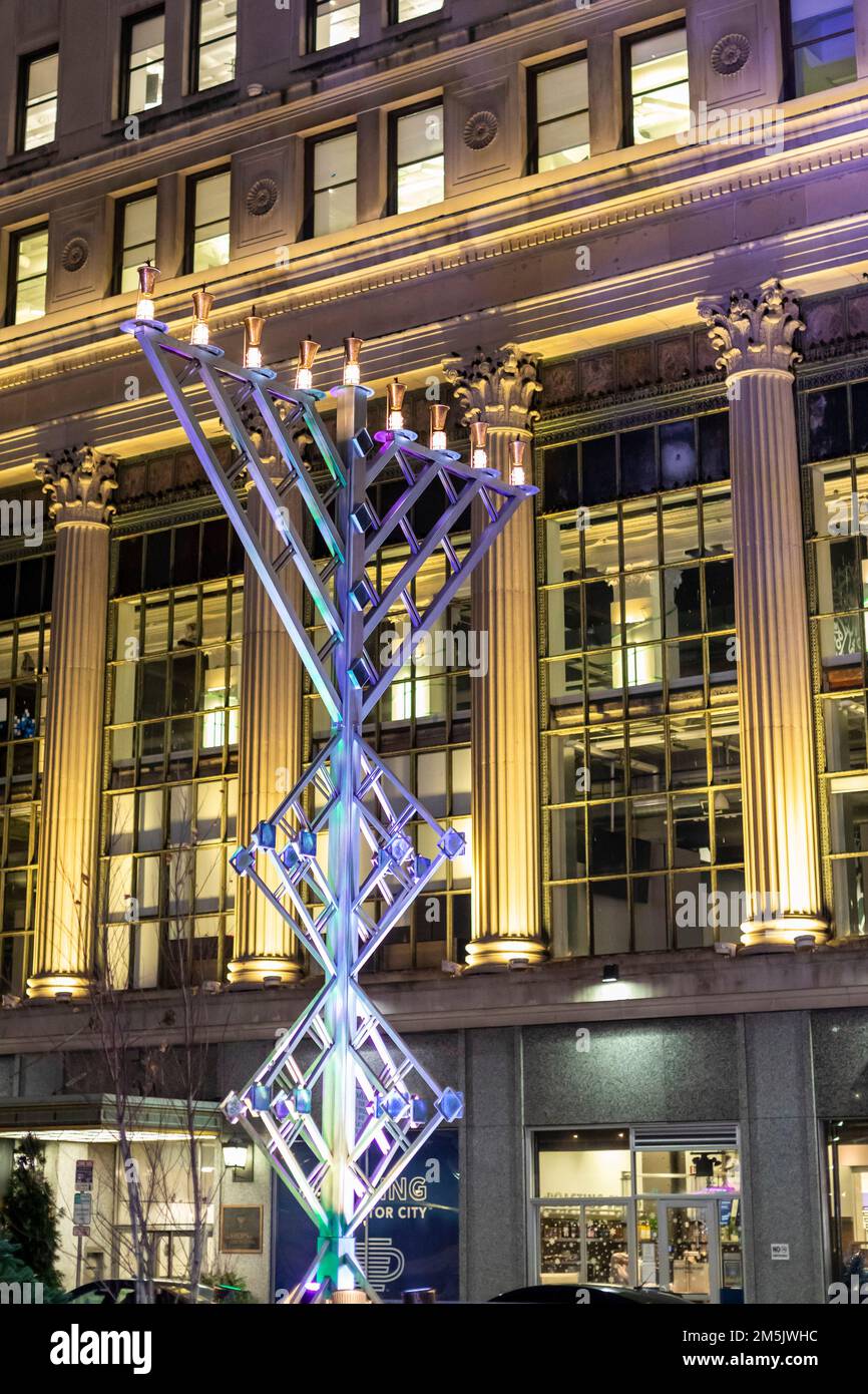 Detroit, Michigan - Un Menorah Hanukkah di 26 piedi nel Campus Martius Park nel centro di Detroit. Foto Stock