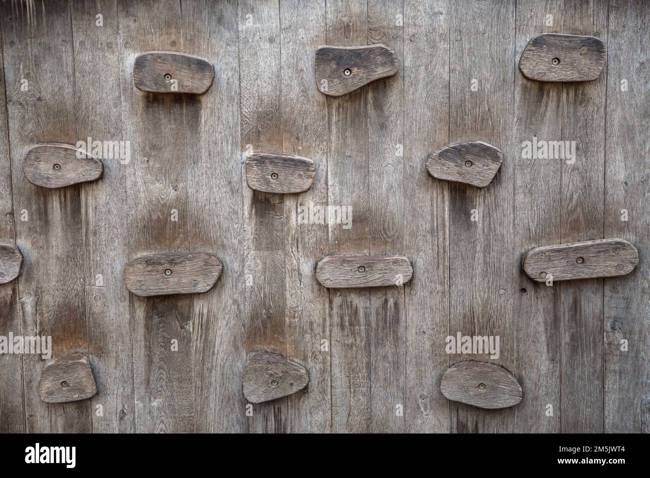 Parete in legno per arrampicata sul parco giochi vuoto. Foto Stock