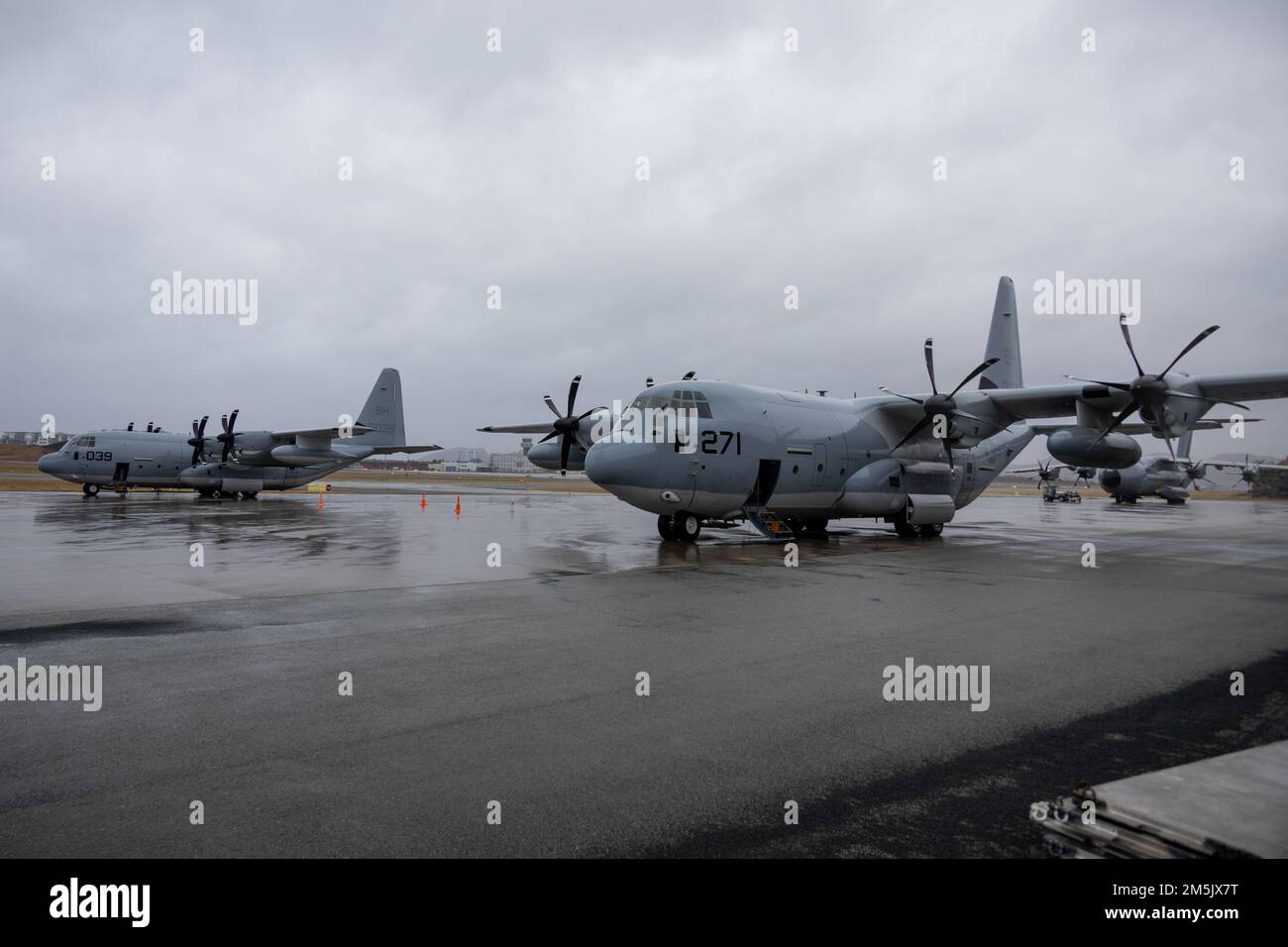 STATI UNITI Marines prepara due Super Hercules KC-130J per il volo alla base dell'aeronautica norvegese Bodø durante l'esercitazione Cold Response 2022, Norvegia, 21 marzo 2022. I Marines sono assegnati a Marine Aerial Refueler Transport Squadron 252, 2D Marine Aircraft Wing. Exercise Cold Response ’22 è un esercizio biennale che si svolge in tutta la Norvegia, con la partecipazione di ciascuno dei suoi servizi militari, nonché di altre 26 nazioni alleate e partner regionali della North Atlantic Treaty Organization. Foto Stock