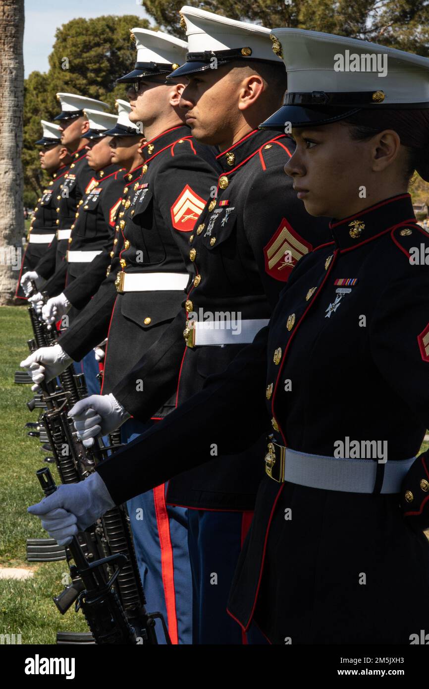 I Marines di Site Support Phoenix preformano un saluto da 21 cannoni in onore del Lt. Col. David Althoff (in pensione), presso la Valle del Sole Mortuario e Cimitero, Chandler Arizona, 21 marzo 2022. Althoff servì come pilota nella guerra del Vietnam e completò oltre 1.000 missioni di combattimento. Gli viene riconosciuto di aver salvato centinaia di marines che sono stati criticamente feriti in battaglia e che hanno ricevuto tre stelle d'argento, tre distinte croci volanti, una stella di bronzo, una medaglia di servizio meritoria e 55 medaglie d'aria. Foto Stock