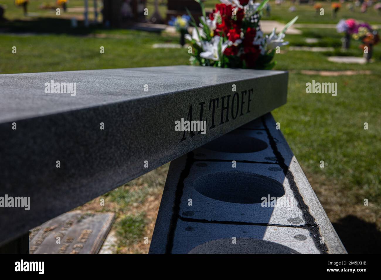 Amici e familiari si riuniscono per onorare la vita del Lt. Col. David Althoff (pensionato), presso la Valle del Sole mortuario e cimitero, Chandler Arizona, 21 marzo 2022. Althoff servì come pilota nella guerra del Vietnam e completò oltre 1.000 missioni di combattimento. Gli viene riconosciuto di aver salvato centinaia di marines che sono stati criticamente feriti in battaglia e che hanno ricevuto tre stelle d'argento, tre distinte croci volanti, una stella di bronzo, una medaglia di servizio meritoria e 55 medaglie d'aria. Foto Stock