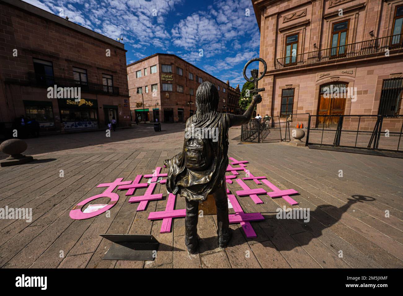 Statua di una donna e il simbolo del movimento femminista, lgbt nella piazza di fronte al palazzo del governo di San Luis Potosí Messico. femenicida. San Luis Potosí, è stato un importante centro minerario dell'oro e dell'argento sul Camino Real de Tierra Adentro, un percorso commerciale dalla metà del 16th ° secolo agli edifici coloniali del 19th ° secolo, come l'imponente tempio di epoca barocca di San Francisco, che domina il giardino alberato di San Francisco. Nelle vicinanze si trova il Templo del Carmen, risalente al 18th ° secolo. (Foto di Luis GutierrezNortePhoto) Estatua de mujer y el simbolo del movimiento f Foto Stock