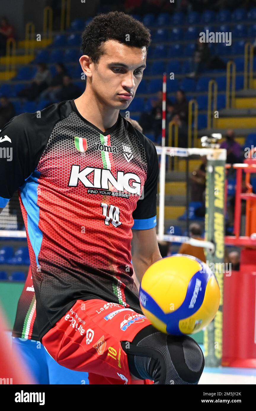 Civitanova, Italia. 29th Dec, 2022. Barthelemy Chinenyeze #10 (Cucine Lube Civitanova) durante la Cucina Lube Civitanova vs Allianz Milano, Coppa Italia di Pallavolo uomo a Civitanova, dicembre 29 2022 Credit: Independent Photo Agency/Alamy Live News Foto Stock