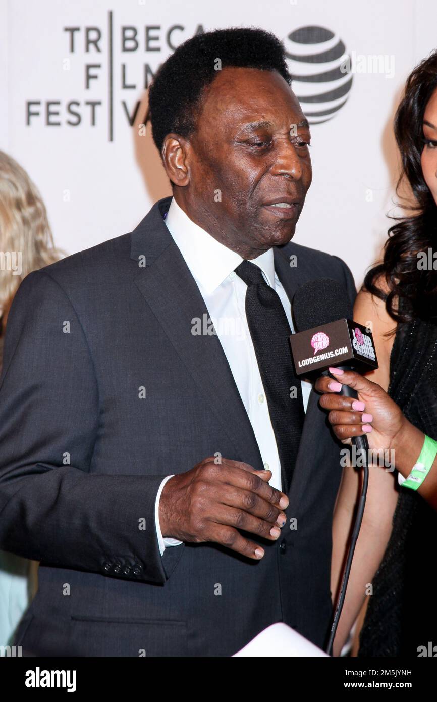 NEW YORK, NY, STATI UNITI. 23 APRILE 2016. L'ex calciatore brasiliano Pele e marcia Aoki partecipa alla prima mondiale 'Pele: Nascita di Una leggenda' durante gli anni '2 Foto Stock