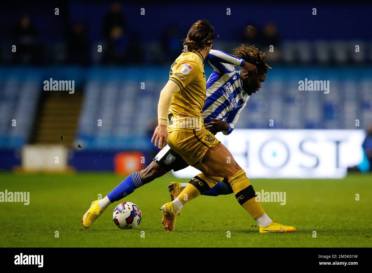 Alex Mighten # 45 di Sheffield Mercoledì e Dan Jones # 3 di Port vale durante la partita Sky Bet League 1 Sheffield Mercoledì contro Port vale a Hillsborough, Sheffield, Regno Unito, 29th dicembre 2022 (Foto di ben Early/News Images) Foto Stock