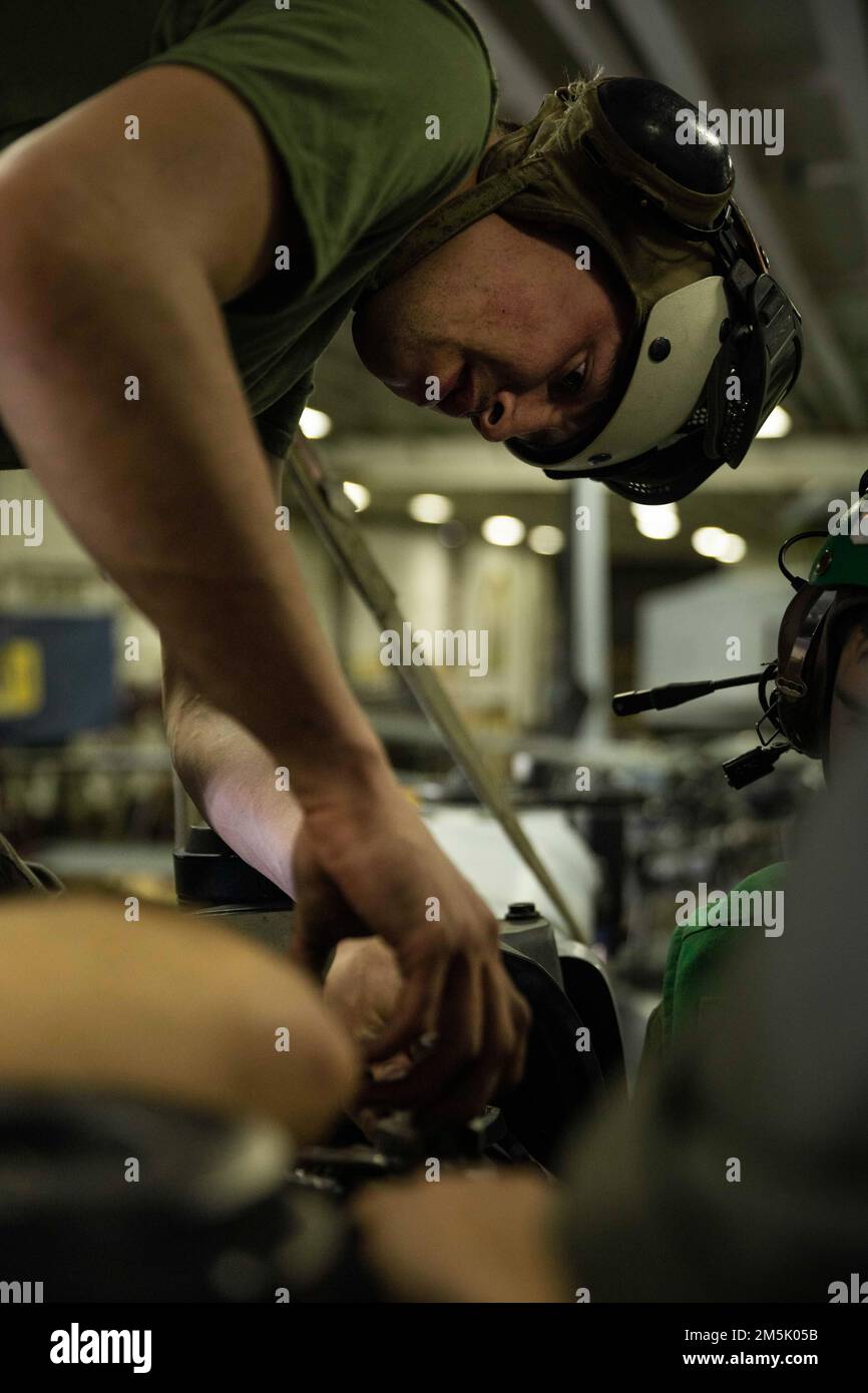 Wyatt Kazarian, meccanico di linea di volo assegnato all'unità di spedizione marina 22nd, smantella un rotore per elicottero AH-1Z Viper un'ispezione a bordo della nave d'assalto anfibio USS Kearsarge (LHD 3), 21 marzo 2022. Il Kearsarge Amphibious Ready Group con 22nd MEU è in programma un dispiegamento nell'area delle operazioni della flotta statunitense 2nd. Foto Stock