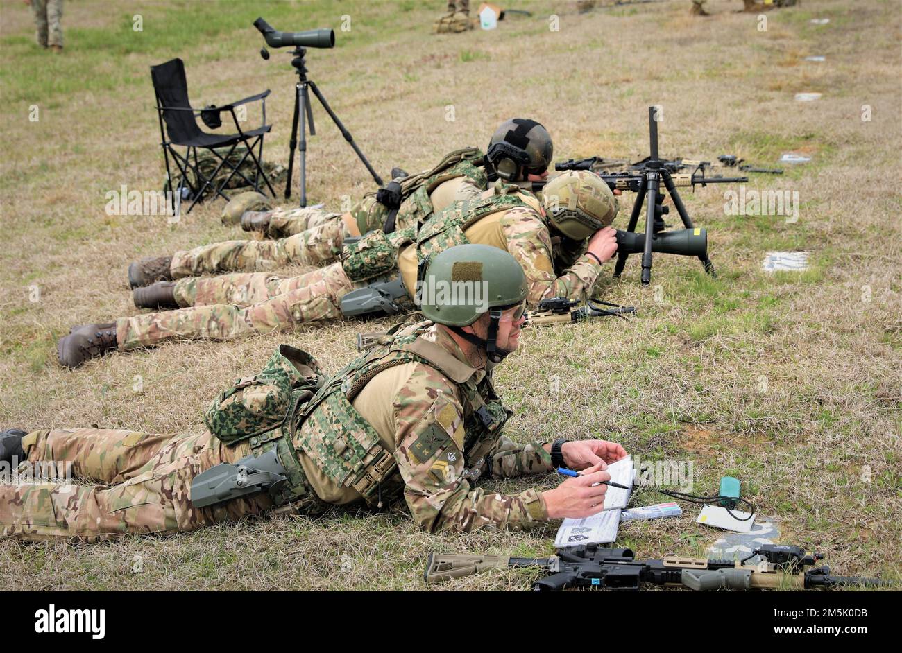 Trentasei concorrenti statunitensi e internazionali si sono registrati e spesi oggi per perfezionare e criticare gli aggiustamenti finali per il Winston P. Wilson 51st e le abilità delle forze armate 31st al Arms Meeting - Small Arms Championships al Camp Robinson Manage Training Center, Little Rock, Arkansas, 21 marzo 2022. Il National Guard Marksmanship Training Center ospita questi eventi e offre ai membri del servizio l'opportunità di affinare le proprie competenze in uno dei più grandi concorsi di mercato al mondo. Foto Stock