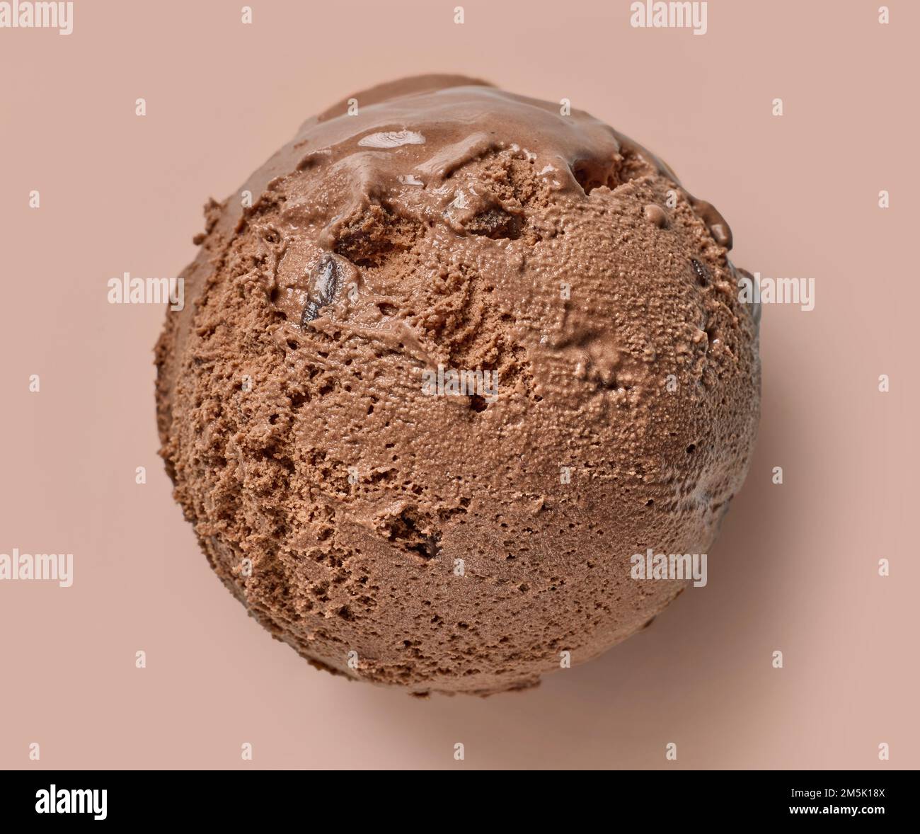 palla di gelato al cioccolato su sfondo marrone, vista dall'alto Foto Stock