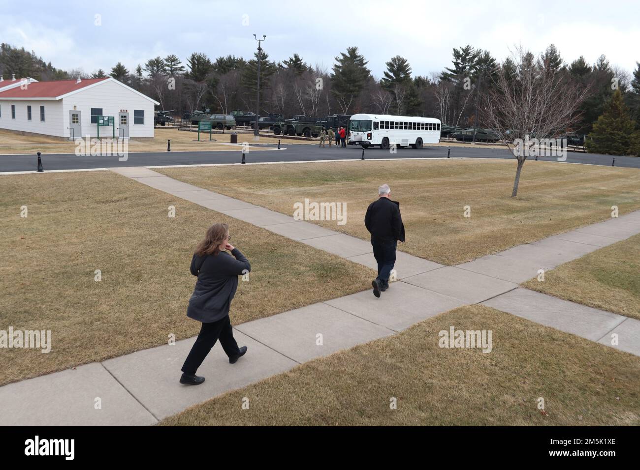 I partecipanti a un impegno di leader della comunità si sono imbarcati su un autobus il 21 marzo 2022 presso l'Area commemorativa di Fort McCoy, Wisconsin. Più di una dozzina di leader comunitari provenienti da Tomah, Sparta, Black River Falls, la Crosse e altri comuni vicini si sono riuniti a Fort McCoy per vedere la missione del posto in prima persona. Durante la loro visita, i leader della comunità hanno ricevuto un tour in auto dell'installazione e hanno fatto delle soste presso il Combined Arms Collective Training Facility a South Post, Fort McCoy Commemorative Area, Fort McCoy Simulations Training Complex nel 200° isolato dell'area cantonment, Garrison Headquarter Foto Stock