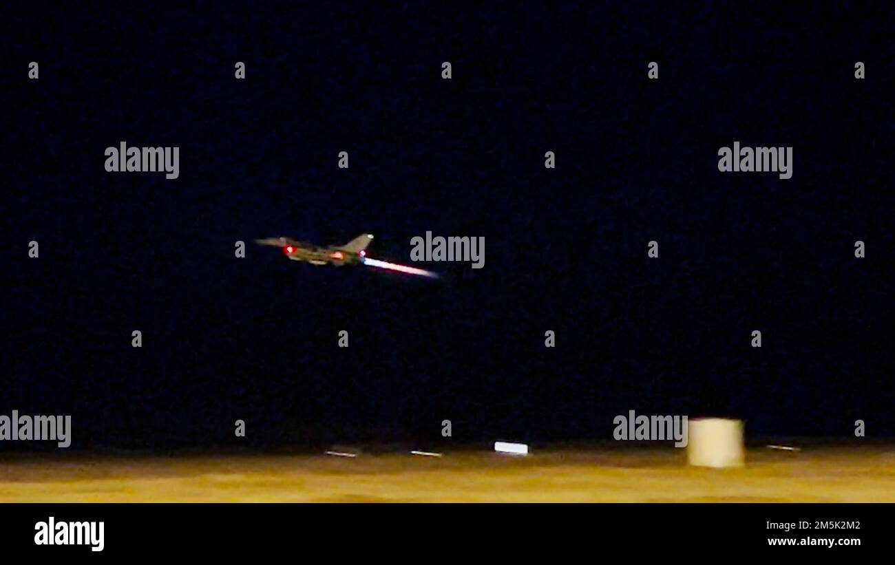 NEGLI STATI UNITI Air Force F-16 Fighting Falcon assegnato al 480th Expeditionary Fighter Squadron presso la base aerea di Spangdahlem, Germania, decollo dalla 86th AB, Romania, durante le operazioni notturne di routine marzo 21, 2022.il 480th° EFS ha sostenuto i confini orientali dei NATO, conducendo al contempo consorsioni congiunte di interoperabilità insieme alle controparti dell'aeronautica rumena, dimostrando l'impegno della NATO a una continua evoluzione e a un miglioramento dell'interoperabilità. Foto Stock