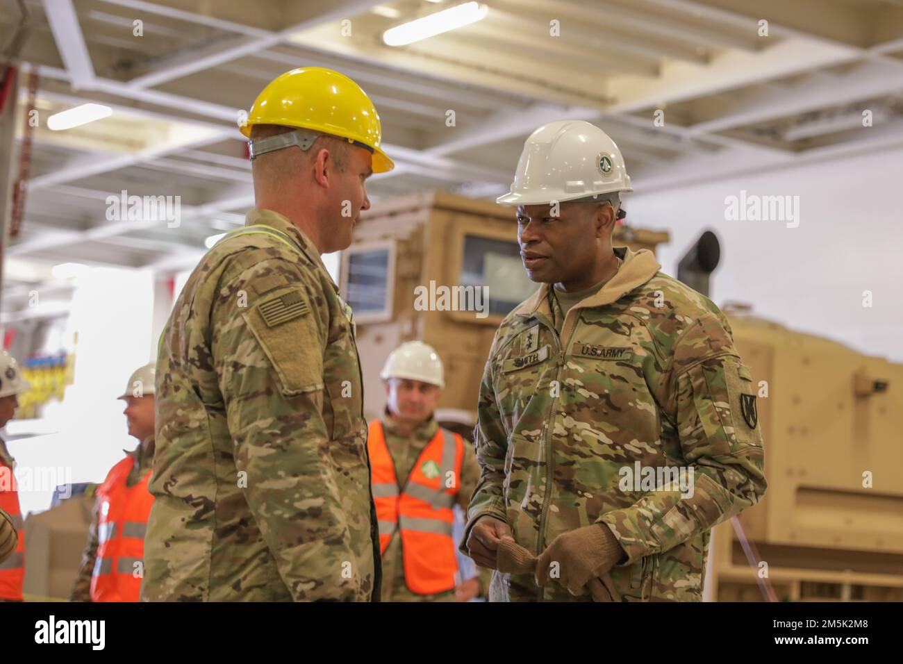 STATI UNITI James Smith, comandante del 21st Theater Sostainment Command, discute il coordinamento e l'esecuzione del complesso movimento in avanti di veicoli e attrezzature appartenenti al 3rd Armored Brigade Combat, 4th Divisione di Fanteria, 21 marzo 2022, Alexandroupoli, Grecia. Il 3rd ABCT è la nona unità rotazionale blindata a schierarsi in Europa a sostegno della risolutezza atlantica. La “Brigata di ferro” si unirà ad altre due brigate in Europa sotto il comando degli Stati Uniti Army V Corps, che mantiene il controllo di tutte le unità rotazionali del teatro europeo. La rotazione includerà giunto e mul Foto Stock