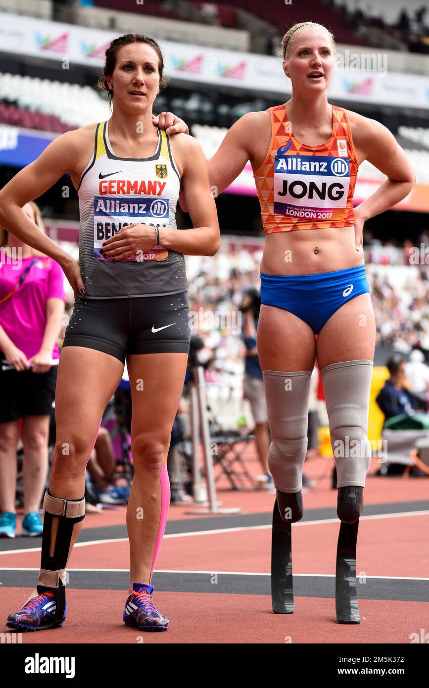 Irmgard Bensusan & Fleur Jong dopo aver gareggito al Campionato Mondiale di Para Athletics 2017, London Stadium. Lame da corsa Flex Feet. Classe mista Foto Stock