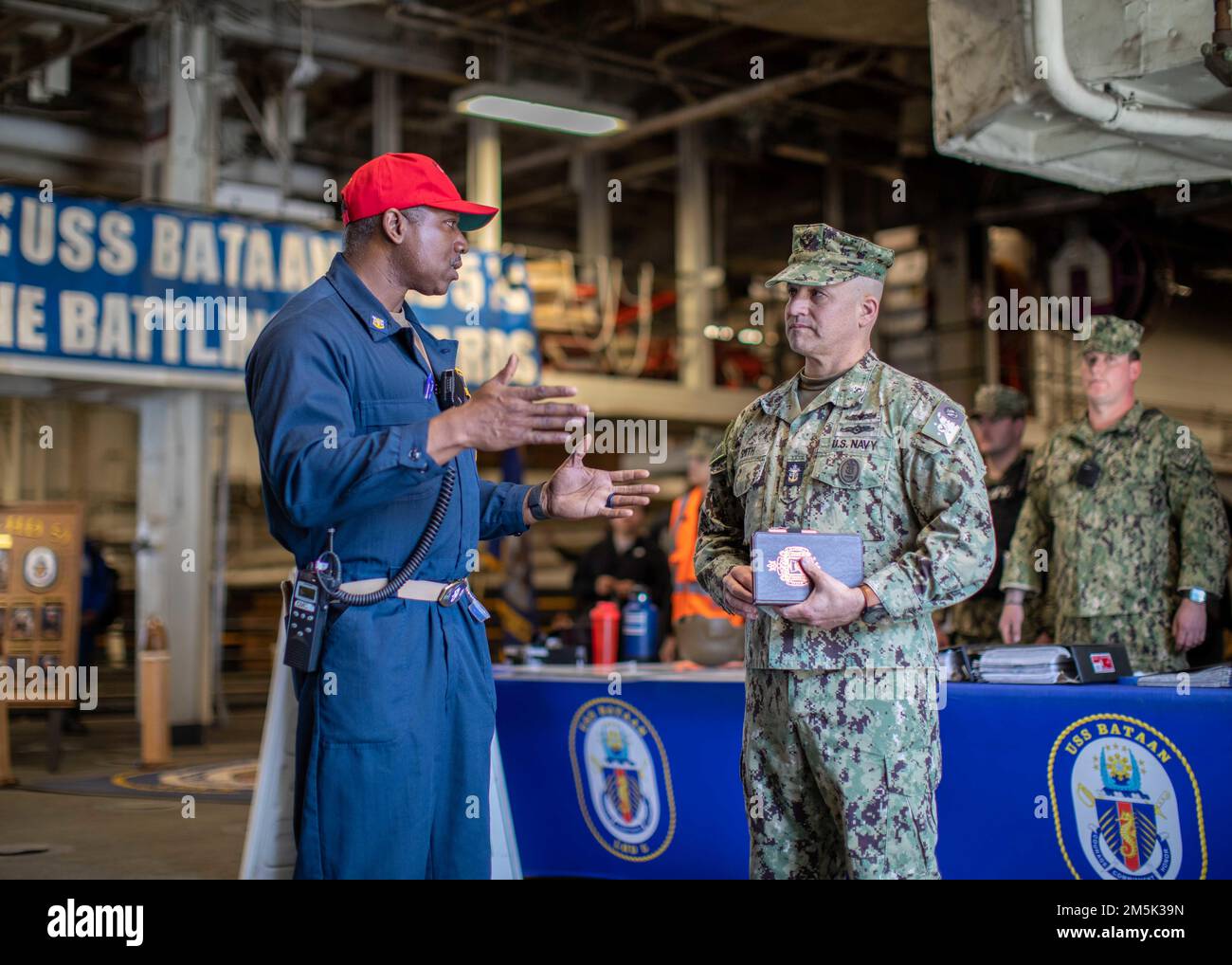 220321-N-AB188-1323 NORFOLK, VIRGINIA. (21 marzo 2022) - Master Chief Petty Officer della Marina Russell Smith visita con la nave d'assalto anfibio USS Bataan's (LHD 5) Command Master Chief Jarmine Westmorleand, 21 marzo 2022. Bataan è casa presso la Naval Station Norfolk. Foto Stock