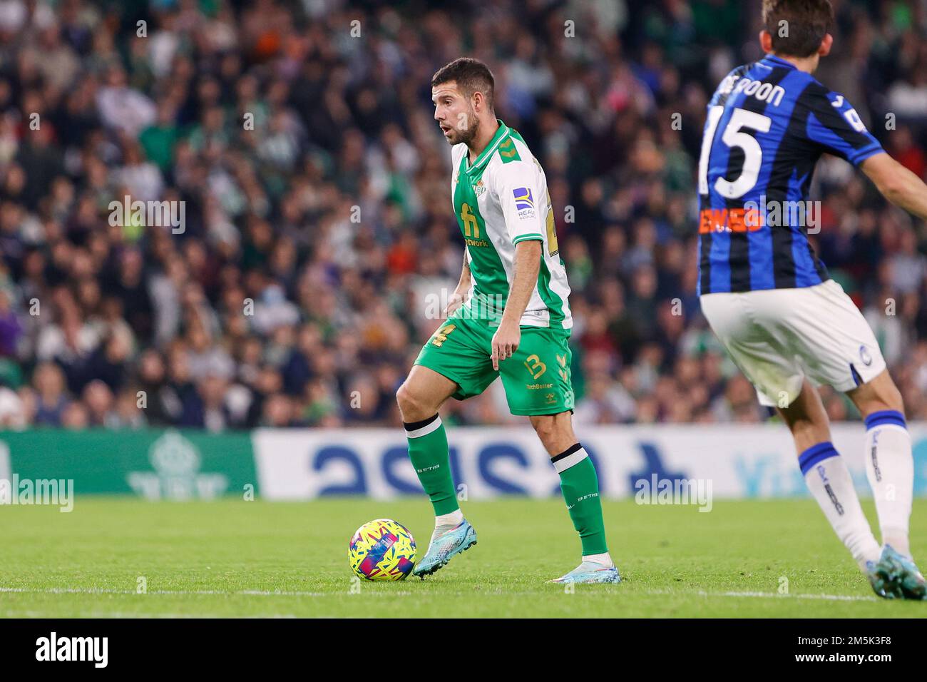 Siviglia, Spagna. 23rd, dicembre 2022. Aitor Ruibal (24) di Real Betis visto durante il calcio amichevole tra Real Betis e Atalanta all'Estadio Benito Villamarin a Siviglia. (Photo credit: Gonzales Photo - Jesus Ruiz Medina). Foto Stock