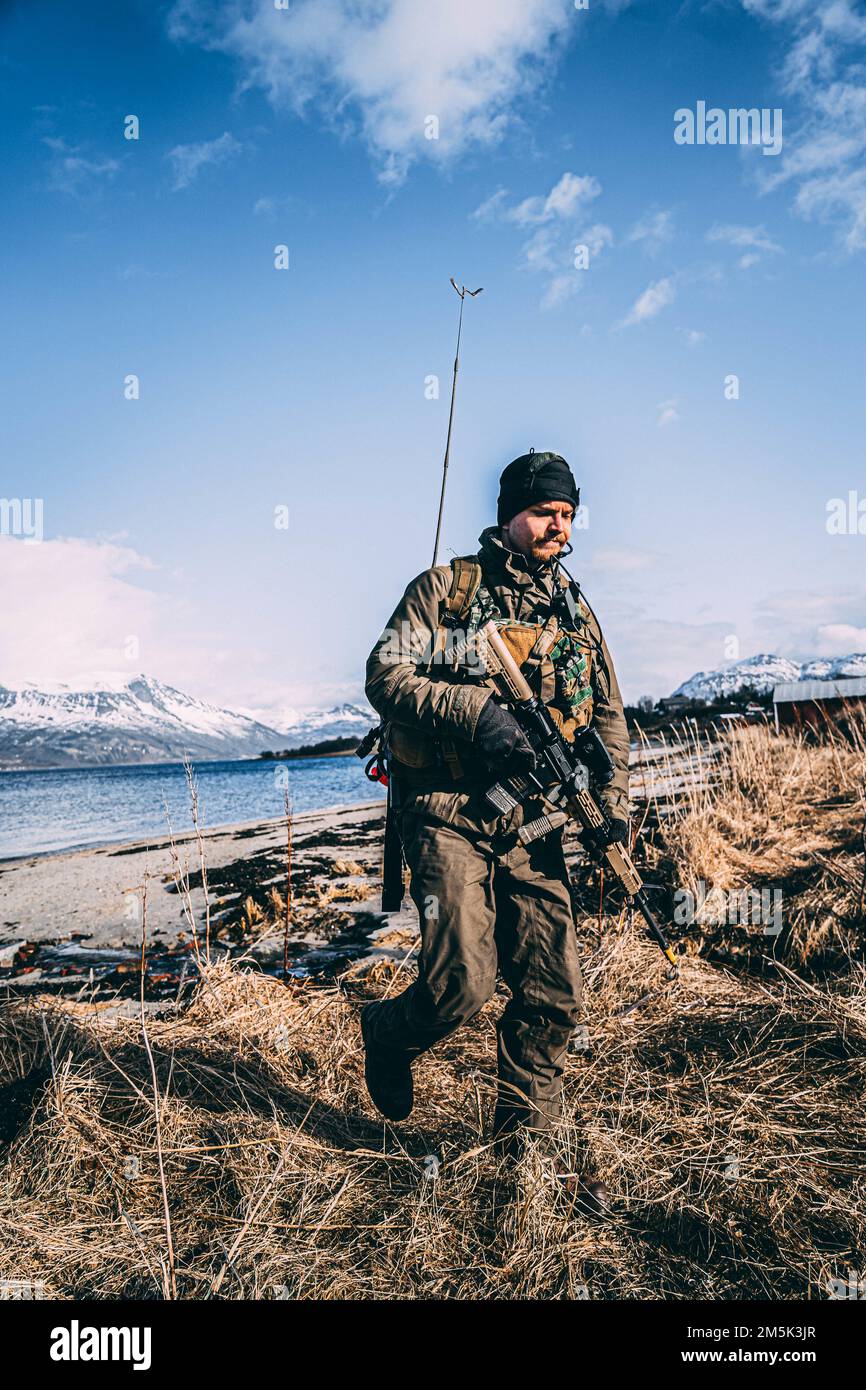 Un mariniere di Korps con il corpo marino reale dei Paesi Bassi coordina un atterraggio anfibio durante l'esercitazione Cold Response 22 a Sandstrand, Norvegia, 21 marzo 2022. Esercizio Cold Response 22 è un esercizio biennale di preparazione nazionale e difesa che si svolge in tutta la Norvegia, con la partecipazione di ciascuno dei suoi servizi militari, tra cui 26 nazioni alleate della NATO (North Atlantic Treaty Organization) e partner regionali. Foto Stock