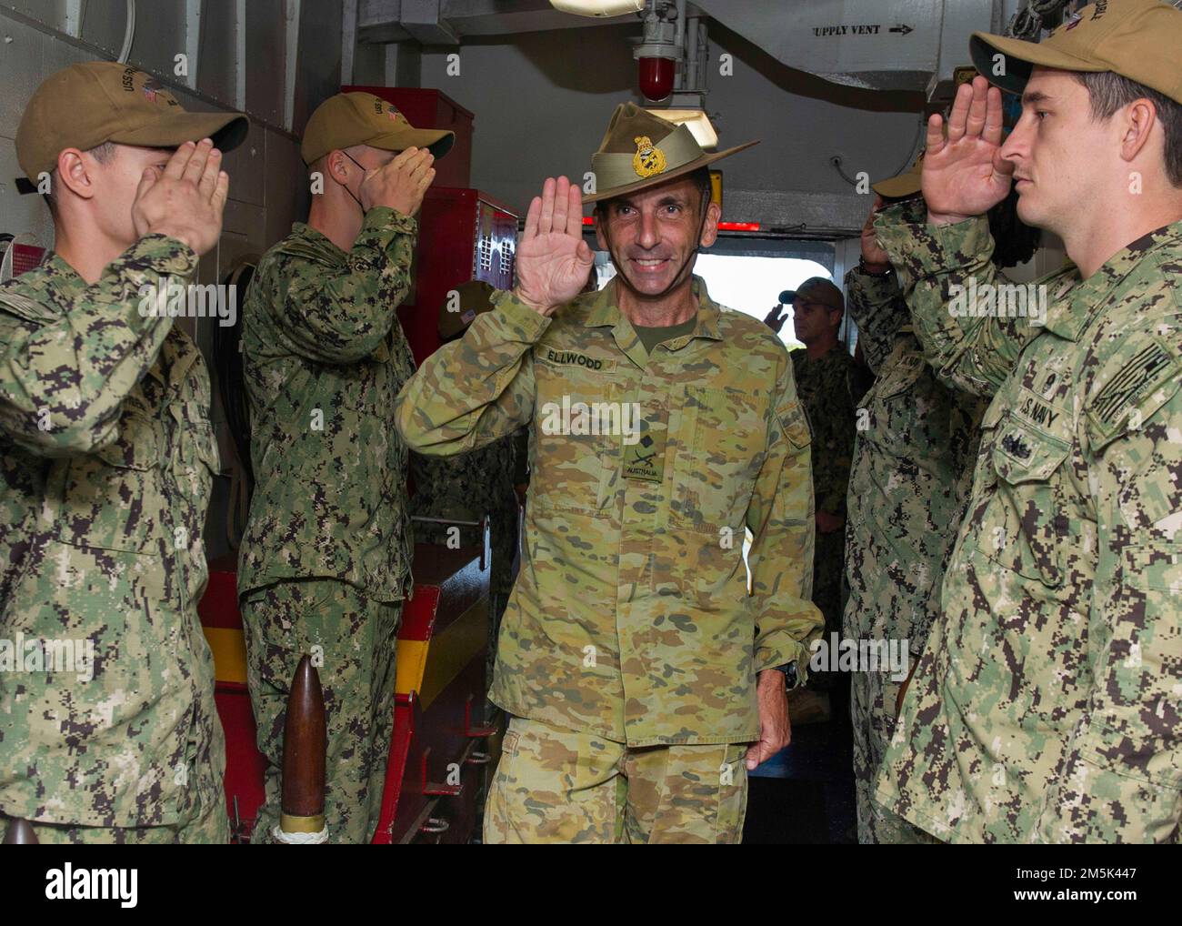 BRISBANE, Australia (22 marzo 2022) - il generale della forza di difesa australiana Jake Ellwood, autorità per la ricostruzione del Queensland, attraversa il quarterdeck dell'Emory S. gara sottomarina di classe terrestre USS Frank Cable (COME 40) durante una visita per ringraziare l'equipaggio della nave per il loro sostegno all'operazione Flood Assist 2022, marzo 22. Frank Cable è attualmente in pattuglia che conduce la manutenzione e la logistica di spedizione a sostegno della sicurezza nazionale nel settore delle operazioni della flotta degli Stati Uniti 7th. Foto Stock