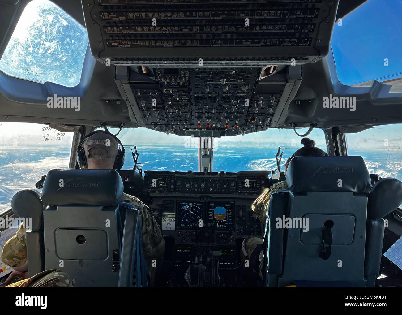U.S. Air Force Capt. C.J. Allen, a sinistra, e il Capt. Irlanda Rodriguez, entrambi i piloti con la 6th Airlift Squadron, Joint base McGuire-Dix-Lakehurst, New Jersey, volano un C-17 Globemaster III assegnato alla 62nd Airlift Wing, Joint base Lewis-McChord, Washington, per l'esercizio Rainier Guerra 22A alla Joint base Elmendorf-Richardson, Alaska, 21 marzo 2022. Rainier War 22A esercitò e valutò la capacità dell’ala di impiegare la forza e la loro capacità di eseguire durante le operazioni di guerra e/o di emergenza in un ambiente ad alta intensità, in tempo di guerra conteso, degradato e operazionalmente limitato, pur sostenendo Foto Stock