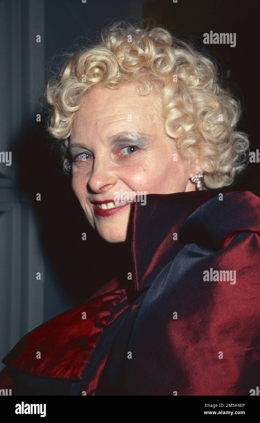 **FILE PHOTO** Vivienne Westwood è scomparsa. Vivienne Westwood partecipa al 13th° Gala annuale 'Night of Stars' del Fashion Group International al Pierre Hotel di New York il 16 settembre 1996. Photo Credit: Henry McGee/MediaPunch Foto Stock