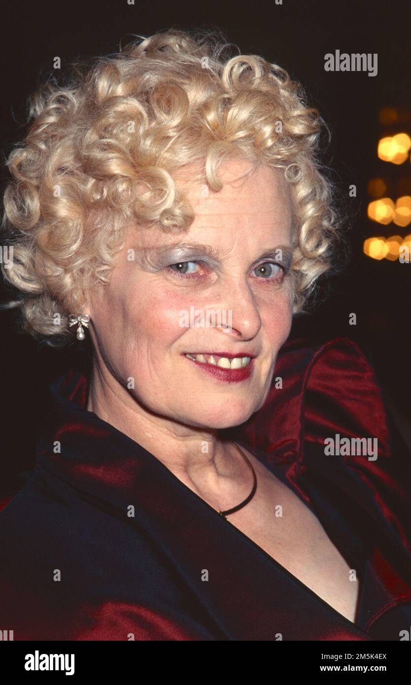 **FILE PHOTO** Vivienne Westwood è scomparsa. Vivienne Westwood partecipa al 13th° Gala annuale 'Night of Stars' del Fashion Group International al Pierre Hotel di New York il 16 settembre 1996. Photo Credit: Henry McGee/MediaPunch Foto Stock