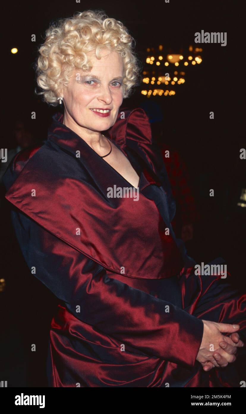 **FILE PHOTO** Vivienne Westwood è scomparsa. Vivienne Westwood partecipa al 13th° Gala annuale 'Night of Stars' del Fashion Group International al Pierre Hotel di New York il 16 settembre 1996. Photo Credit: Henry McGee/MediaPunch Foto Stock