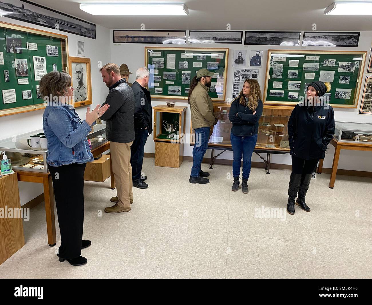 La Sig.ra Kaleen Holliday, dell'ufficio degli affari pubblici di Fort McCoy, presenta ai partecipanti dell'evento di coinvolgimento del leader della comunità di marzo dell'installazione durante il tour del Commemorative Area History Center il 21 marzo 2022 a Fort McCoy, Wisconsin. Più di una dozzina di leader comunitari provenienti da Tomah, Sparta e la Crosse, Wisconsin. Si sono riuniti a Fort McCoy per sperimentare di persona la missione del posto. Durante la loro visita, i leader della comunità hanno ricevuto un tour in auto dell'installazione e fatto delle soste presso il Combined Arms Collective Training Facility a South Post, Fort McCoy Commemorative Area and History Center, si Foto Stock