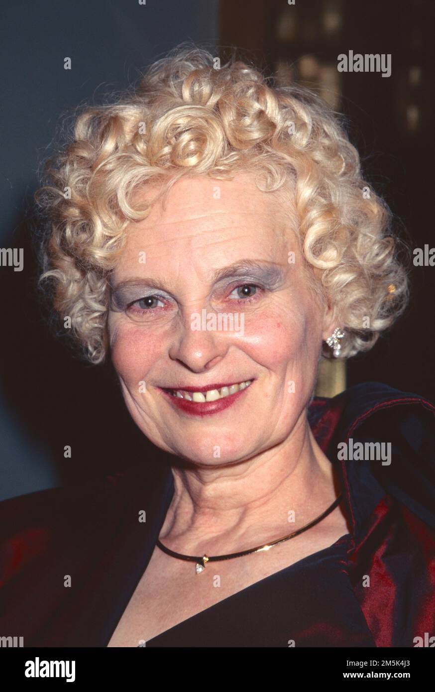 **FILE PHOTO** Vivienne Westwood è scomparsa. Vivienne Westwood partecipa al 13th° Gala annuale 'Night of Stars' del Fashion Group International al Pierre Hotel di New York il 16 settembre 1996. Photo Credit: Henry McGee/MediaPunch Foto Stock