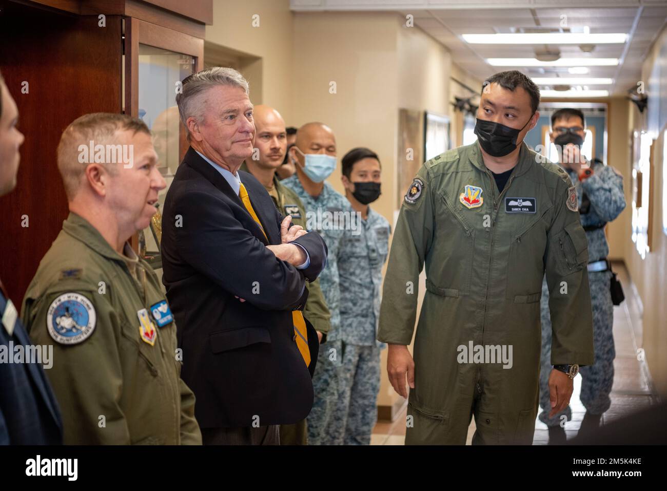 Il governatore dell'Idaho, l'onorabile Brad Little, fa un tour dello Squadrone dei combattenti del 428th il 21 marzo 2022. Il 428th FS è una partnership a lungo termine con la Repubblica di Singapore dedicata alla formazione dell'equipaggio di volo Singaporean nell'F-15SG, la più recente piattaforma da combattimento del paese. Foto Stock