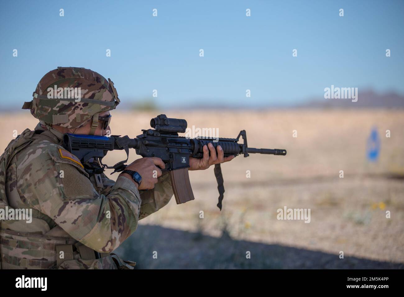 Hiram Raygoza con la 996th Area Support Medical Company spara la sua carabina M4 durante la sfida a tre cannoni alla Florence Military Reservation, a Firenze, Ariz., 22 marzo 2022. I soldati che gareggiano in questo evento hanno l'opportunità unica di portare tutte le conoscenze specializzate acquisite nelle loro unità domestiche, migliorando la preparazione generale della Guardia Nazionale dell'Arizona Foto Stock
