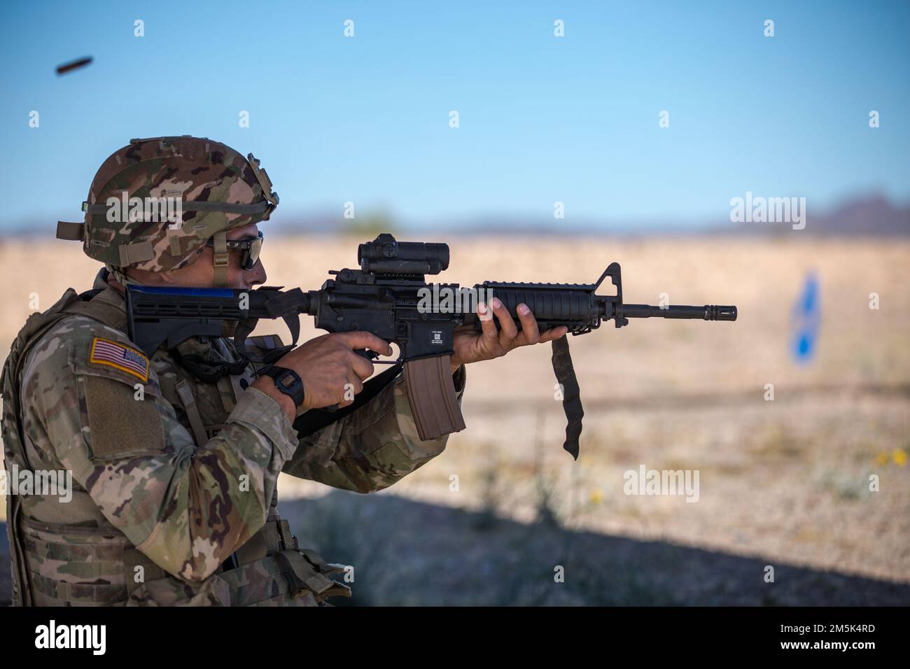 Hiram Raygoza con la 996th Area Support Medical Company spara la sua carabina M4 durante la sfida a tre cannoni alla Florence Military Reservation, a Firenze, Ariz., 22 marzo 2022. I soldati che gareggiano in questo evento hanno l'opportunità unica di portare tutte le conoscenze specializzate acquisite nelle loro unità domestiche, migliorando la preparazione generale della Guardia Nazionale dell'Arizona Foto Stock