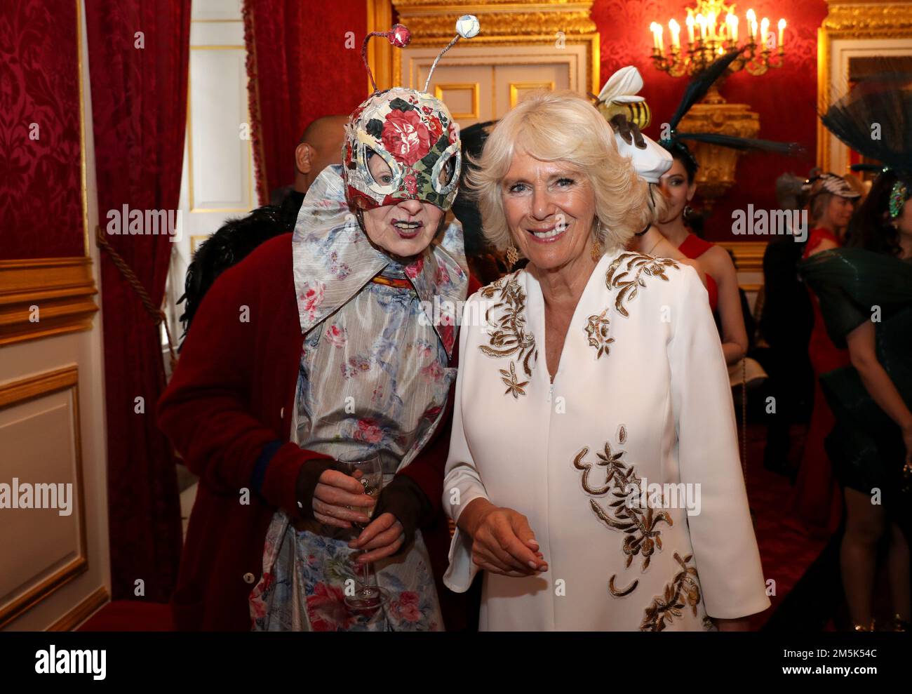 Foto del file datata 13/06/19 dell'allora Duchessa di Cornovaglia con Dame Vivienne Westwood (a sinistra) come il fashion designer è morto all'età di 81 anni. Data di emissione: Giovedì 29 dicembre 2022. Foto Stock