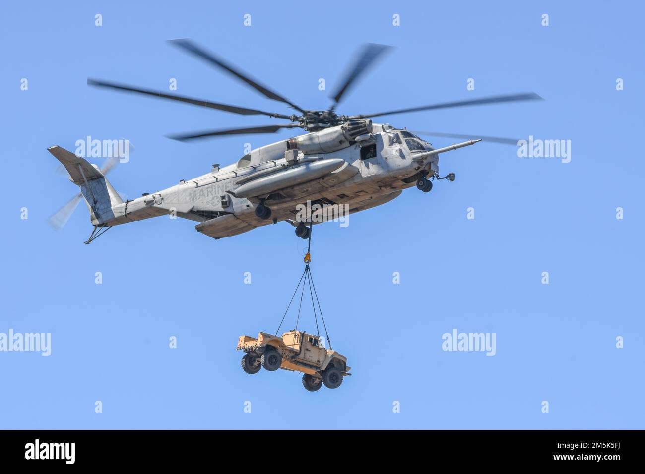 Gli aerei militari (Sikorsky CH-53E Super Stallion) trasportano l'auto al MCAS Miramar Air Show 2022 Foto Stock