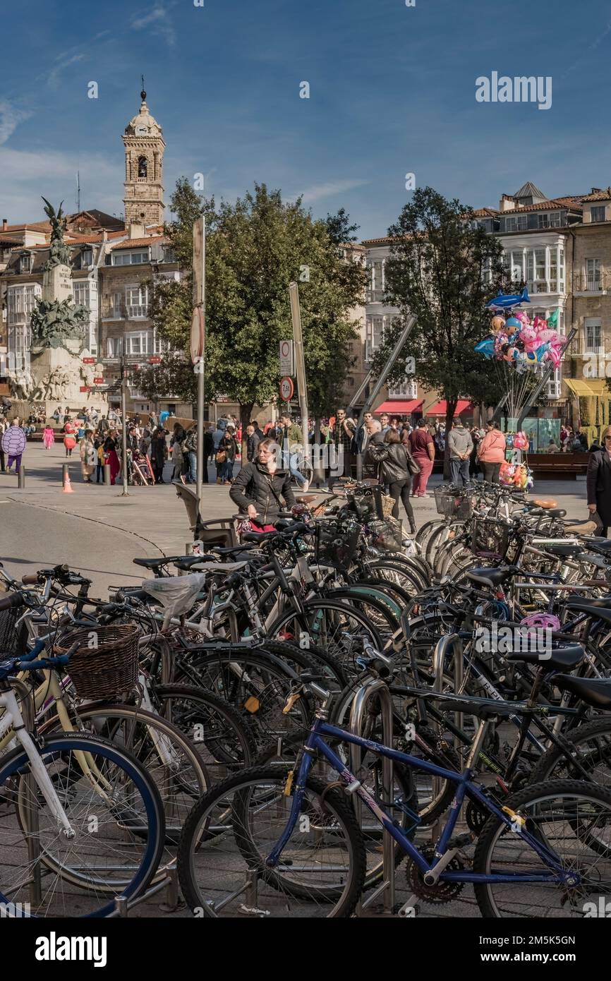 Molte biciclette parcheggiate nella bianca piazza vergine, Vitoria Gasteiz centro città, Alava, Euskadi, Paesi Baschi, Spagna. Foto Stock