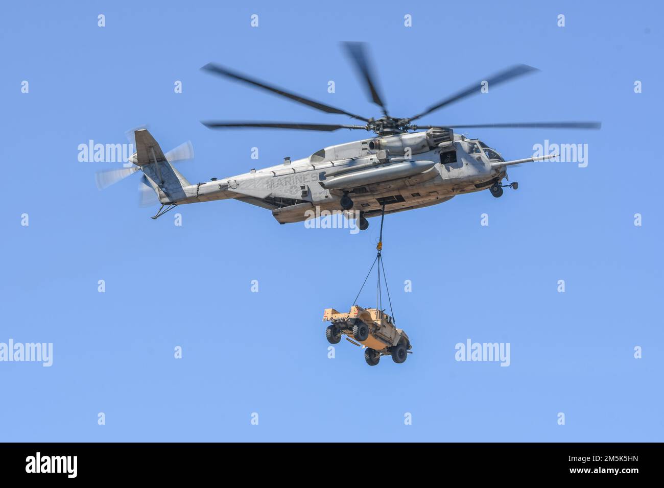 Gli aerei militari (Sikorsky CH-53E Super Stallion) trasportano l'auto al MCAS Miramar Air Show 2022 Foto Stock