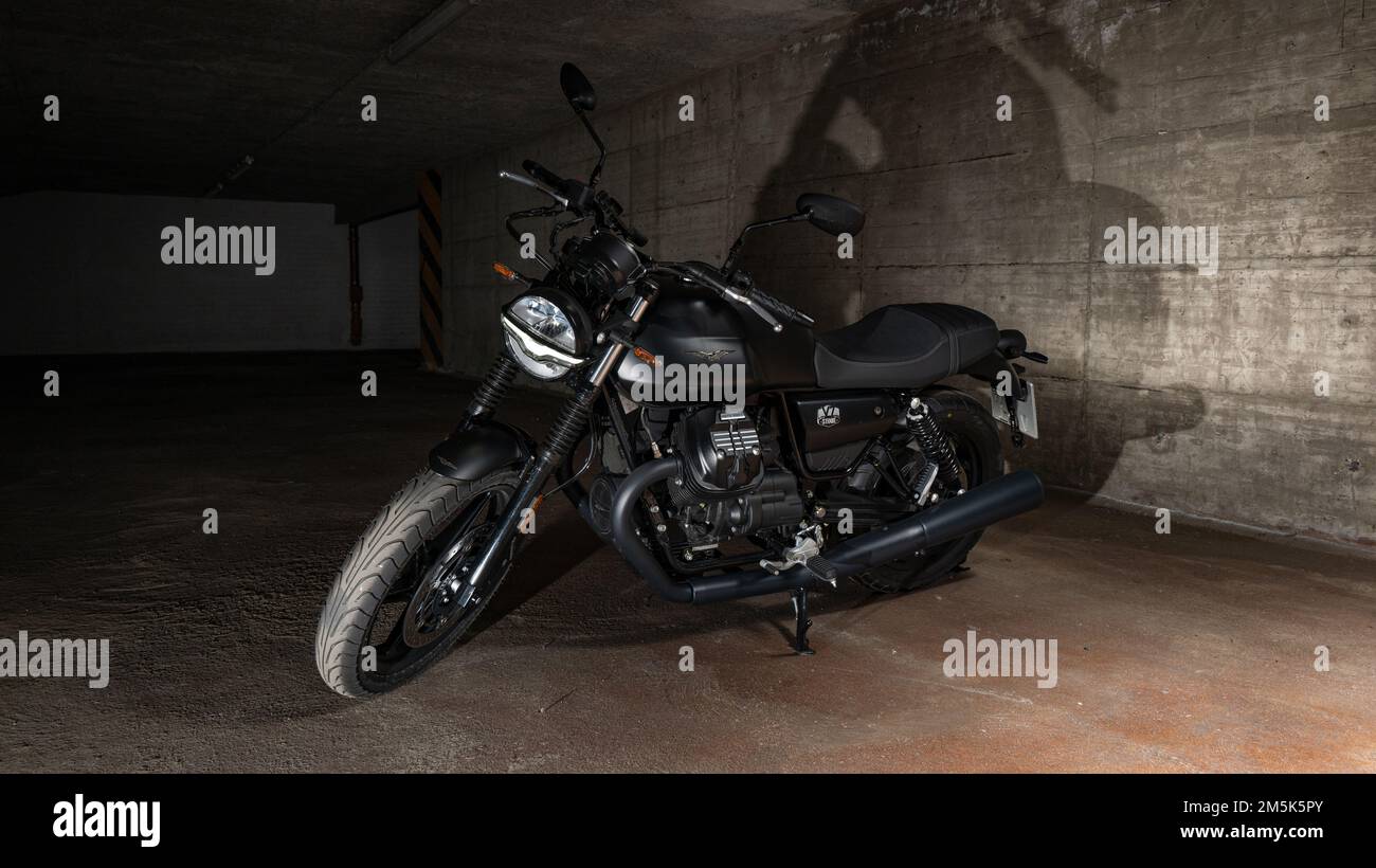 Un nero Moto Guzzi V7 Stone E5 Ruvido parcheggiato in un garage della città di Braunschweig Foto Stock
