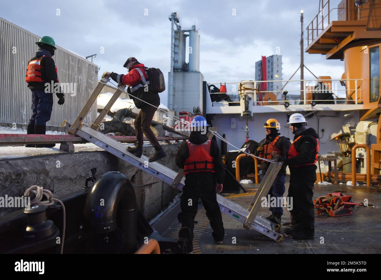 STATI UNITI Il reparto di coperta della Guardia Costiera Cutter Spar assiste un pilota canadese a sbarcare la nave dopo aver navigato sul fiume San Lorenzo fino a Quebec City, 21 marzo 2022. Viaggiando in acque internazionali in aree ristrette, i piloti salgono a bordo per assistere le navi nella navigazione sicura dei corsi d'acqua. Foto Stock