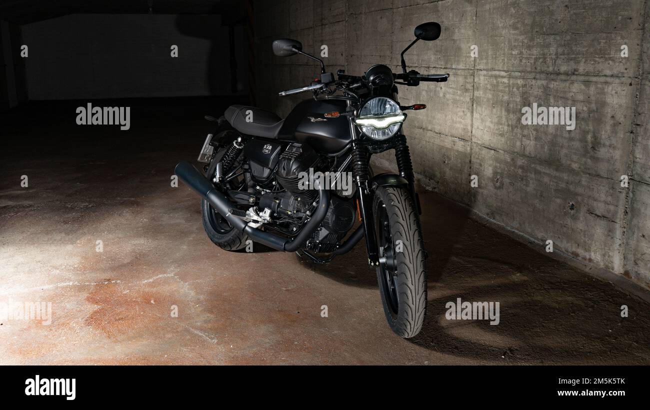 Un nero Moto Guzzi V7 Stone E5 Ruvido parcheggiato in un garage della città di Braunschweig Foto Stock