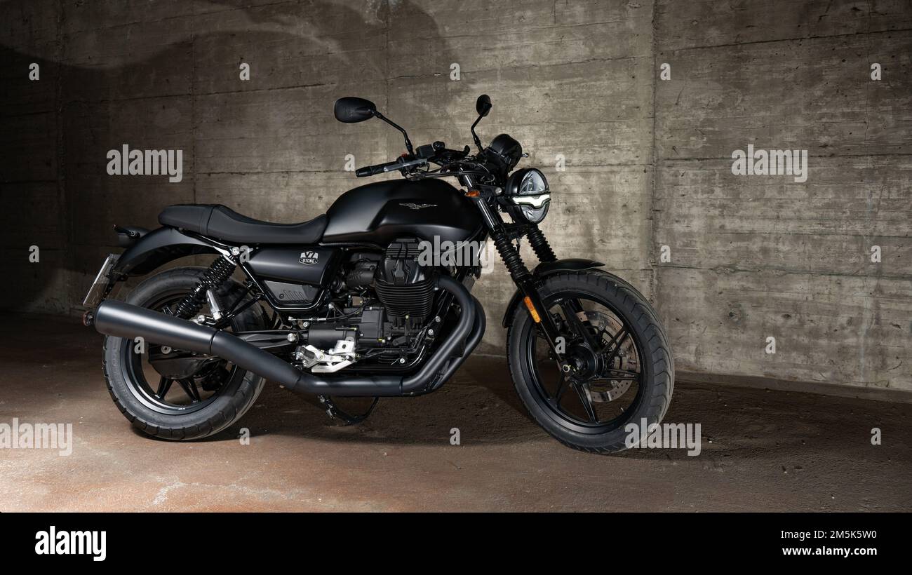 Un nero Moto Guzzi V7 Stone E5 Ruvido parcheggiato in un garage della città di Braunschweig Foto Stock