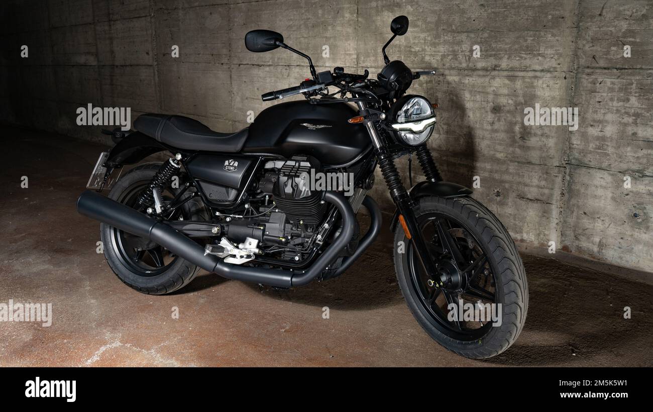 Un nero Moto Guzzi V7 Stone E5 Ruvido parcheggiato in un garage della città  di Braunschweig Foto stock - Alamy